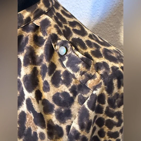 Ann Taylor Animal Print Blouse Roll Tab Sleeve Button Up Shirt Top Size 10P - Picture 7 of 11